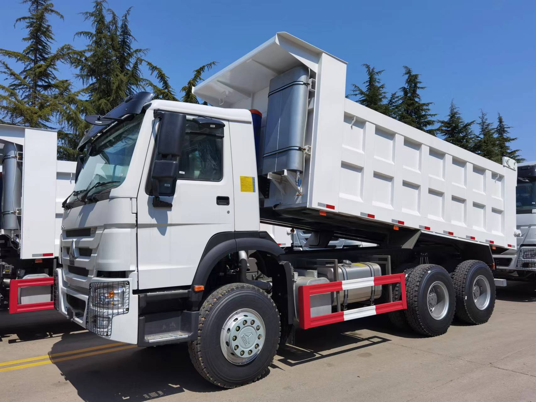 出口中国重汽豪沃6x4自卸车